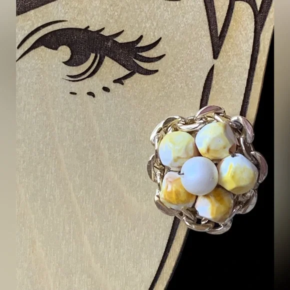 Vintage HONG KONG Yellow Bead Gold Plated Clip On Earrings Woman’s Jewelry - Picture 2 of 8